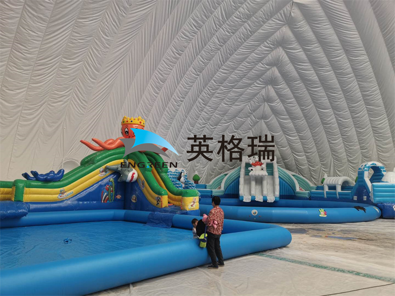 氣膜館與水上樂園，一種奇妙的搭配