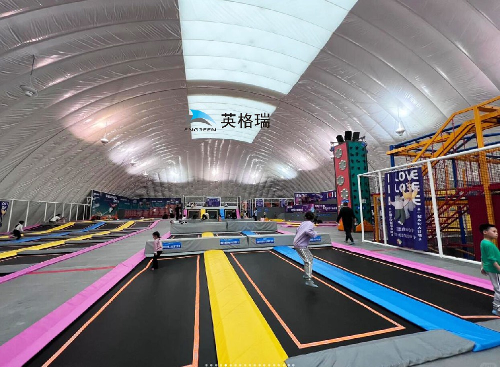 搭建一個(gè)氣膜蹦床館，為孩子們營(yíng)造一個(gè)游樂天堂